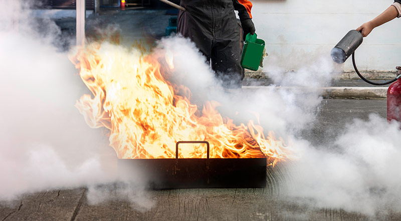 Feuerlöschtraining im Rahmen einer Brandschutzschulung